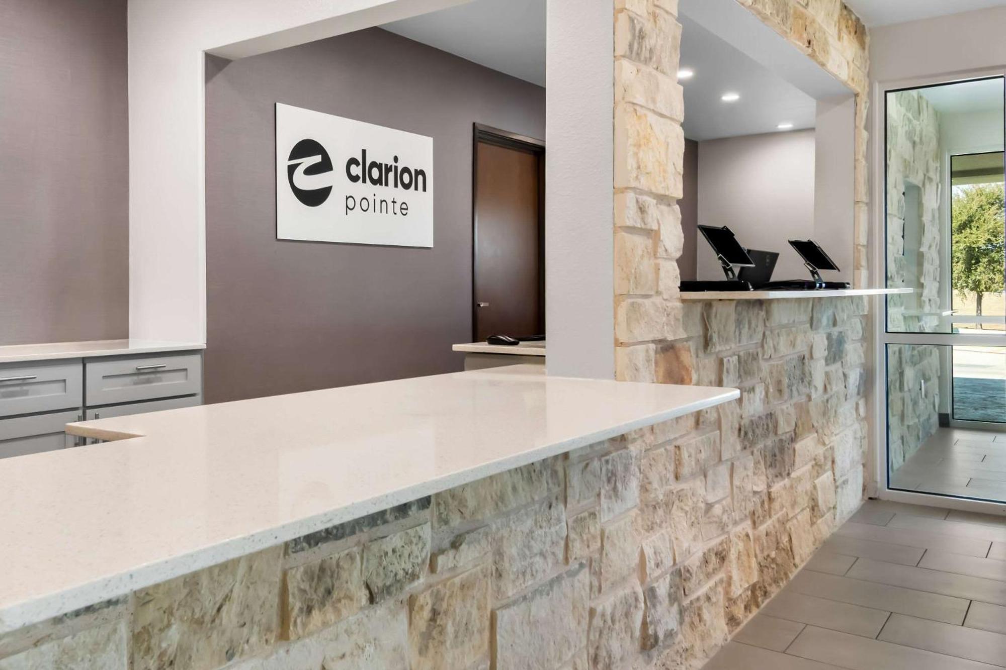 Hotel Clarion Pointe Fort Worth Exterior foto